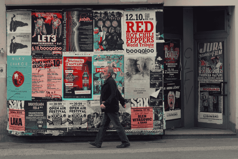 carteles pegados en una pared en la calle