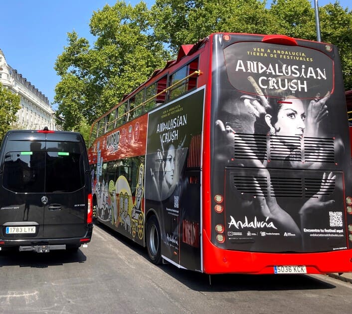 Campaña de publicidad andalusian crush en buses turisticos de madrid